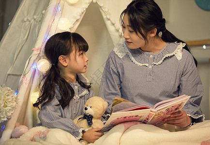 妈妈睡前陪女儿阅读图片