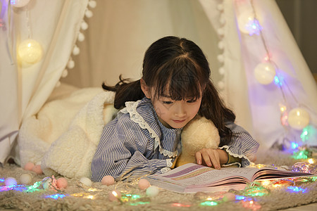小女孩睡前阅读图片