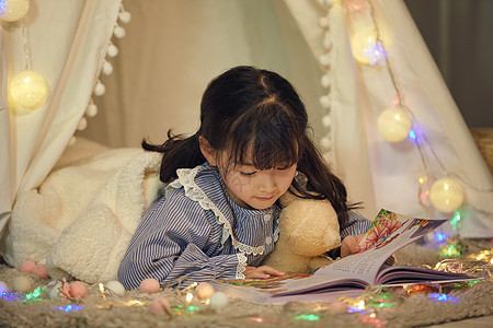 小女孩睡前阅读图片
