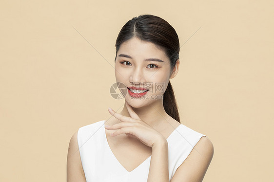 青年女性美容面部手势展示图片