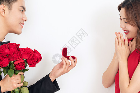 情人节情侣送玫瑰花图片