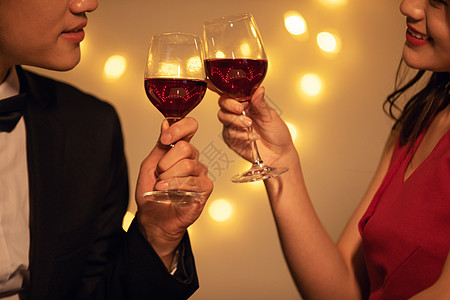 喝红酒的情侣情人节情侣烛光晚餐喝红酒背景