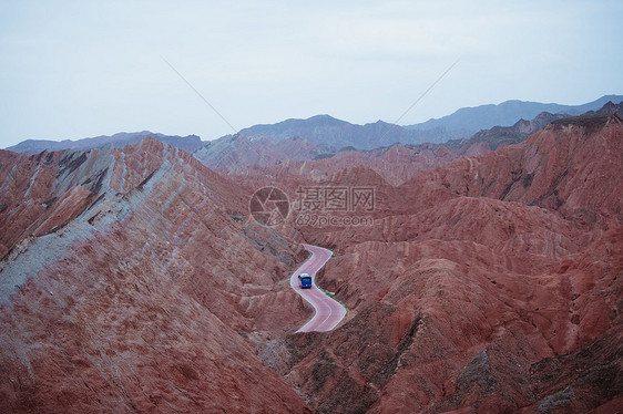 甘肃丹霞地貌的道路图片