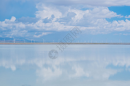 茶卡盐湖风力发电厂图片