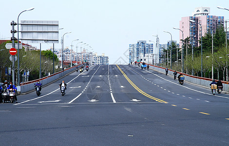 路口红绿灯疫情期间上海的红绿灯路口背景