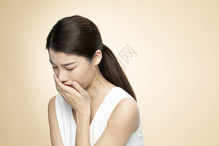 青年女性咳嗽捂嘴背景图片