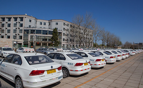 学轮滑驾校整齐停放的教练车背景