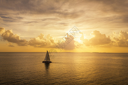 马尔代夫海滩金色夕阳下的海面图片