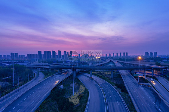 航拍日出道路图片