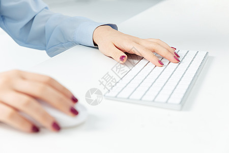 青年商务女性敲击键盘特写图片