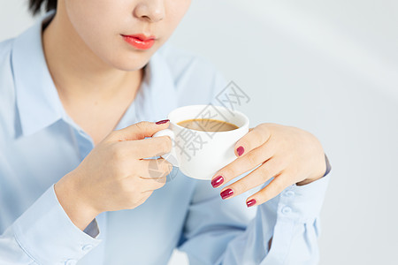 青年商务女性喝咖啡特写高清图片