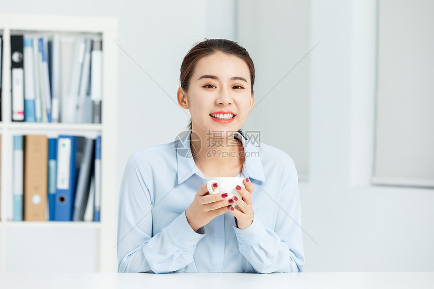 青年商务女性喝咖啡工作图片