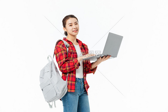青年女性大学生笔记本电脑找工作图片