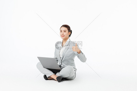 青年商务女性拿着笔记本电脑点赞图片