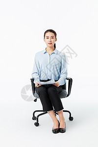 企业上云青年商务女性坐在椅子上拿着文件背景