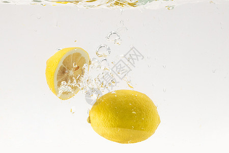 掉落水中的水果柠檬图片