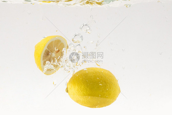 掉落水中的水果柠檬图片