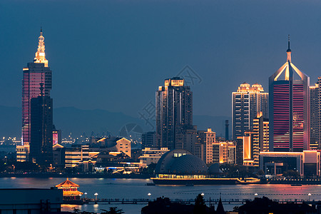 青岛城市青岛小鱼山栈桥夜景背景