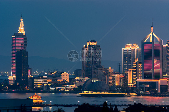 青岛小鱼山栈桥夜景图片