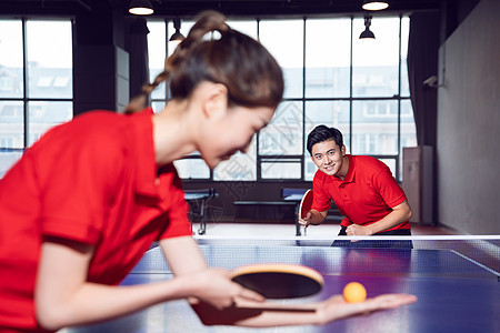 乒乓球训练的青年男女图片