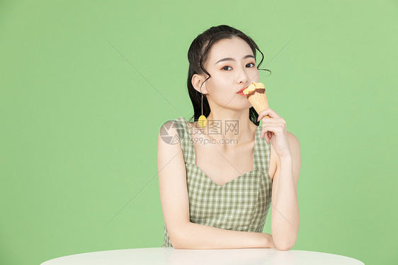 吃冰淇淋的甜美女性图片