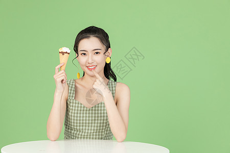 吃冰淇淋的甜美女性图片