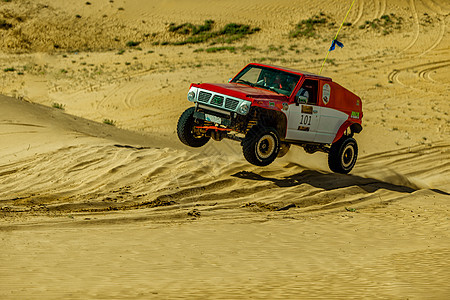 库布其沙漠赛车背景图片