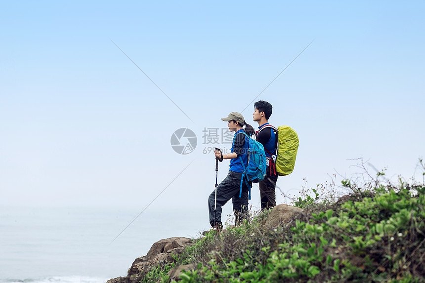 ‘~郊外站山坡上背包的男女青年  ~’ 的图片