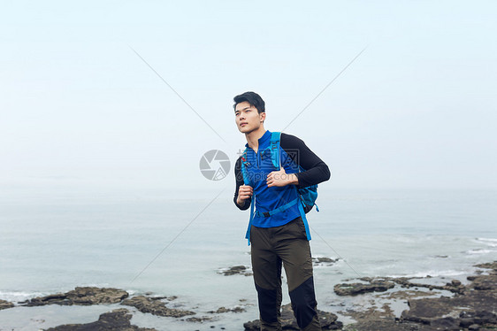 野外海边背包的男性图片