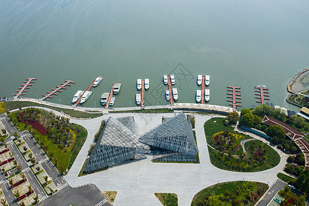 阳澄湖码头靠岸的船只图片