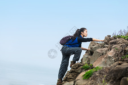 海边徒步野外爬山的美女背景