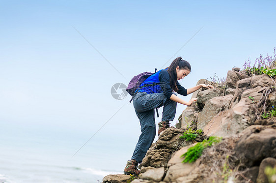 野外徒手爬山的女性图片