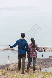 海边徒步男女青年图片