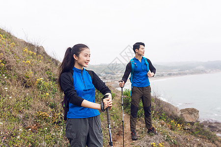 野外海边山坡徒步的男女图片