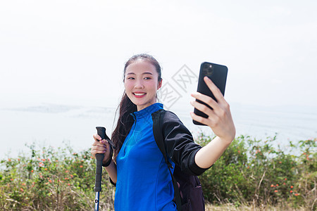 野外海边徒步中的自拍美女图片