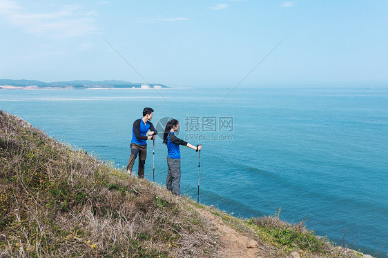 野外海边徒步的男女图片