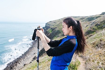 户外海边山坡上拍照女性图片