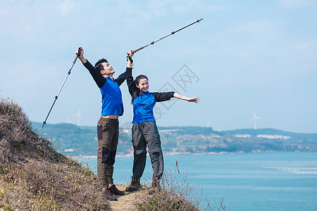 海边情侣海边山路上开心的情侣背景