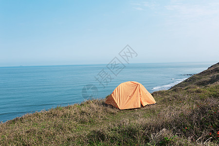 海边黄色帐篷图片