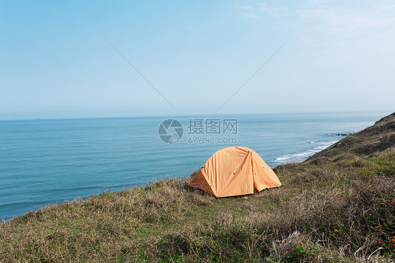 海边黄色帐篷图片