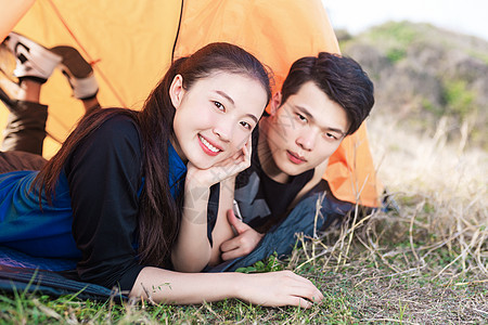 户外草坪帐篷前男女图片