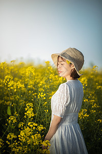 油菜花春景春游人像图片