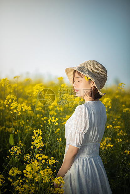 油菜花春景春游人像图片