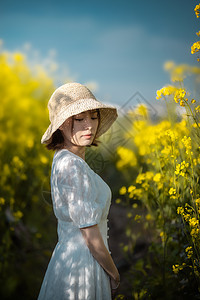 油菜花春游白裙美女图片