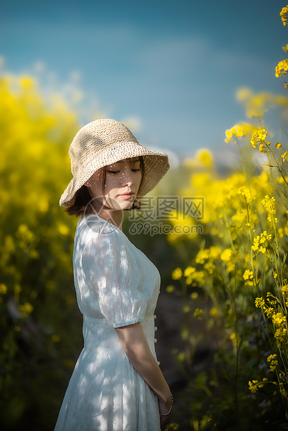 油菜花春游白裙美女图片