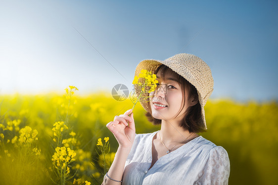 唯美油菜花春游白裙微笑美女图片