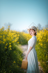 油菜花春景野外郊游旅行美女图片