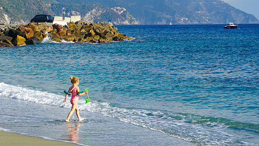 海边小女孩新西兰海边沙滩玩耍儿童小孩背景