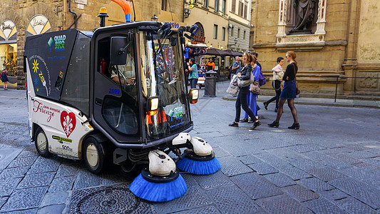 欧洲街头驾驶式环卫道路扫地车高清图片