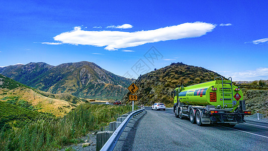 运油车山路上的油罐车交通运输背景